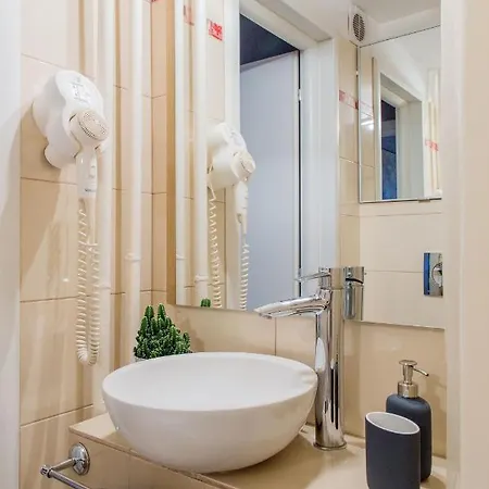 Spacious Downtown - Old Town Apartment *